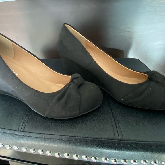 Chinese Laundry - wedge shoe with knot detail. Size 9M - Picture 6 of 7